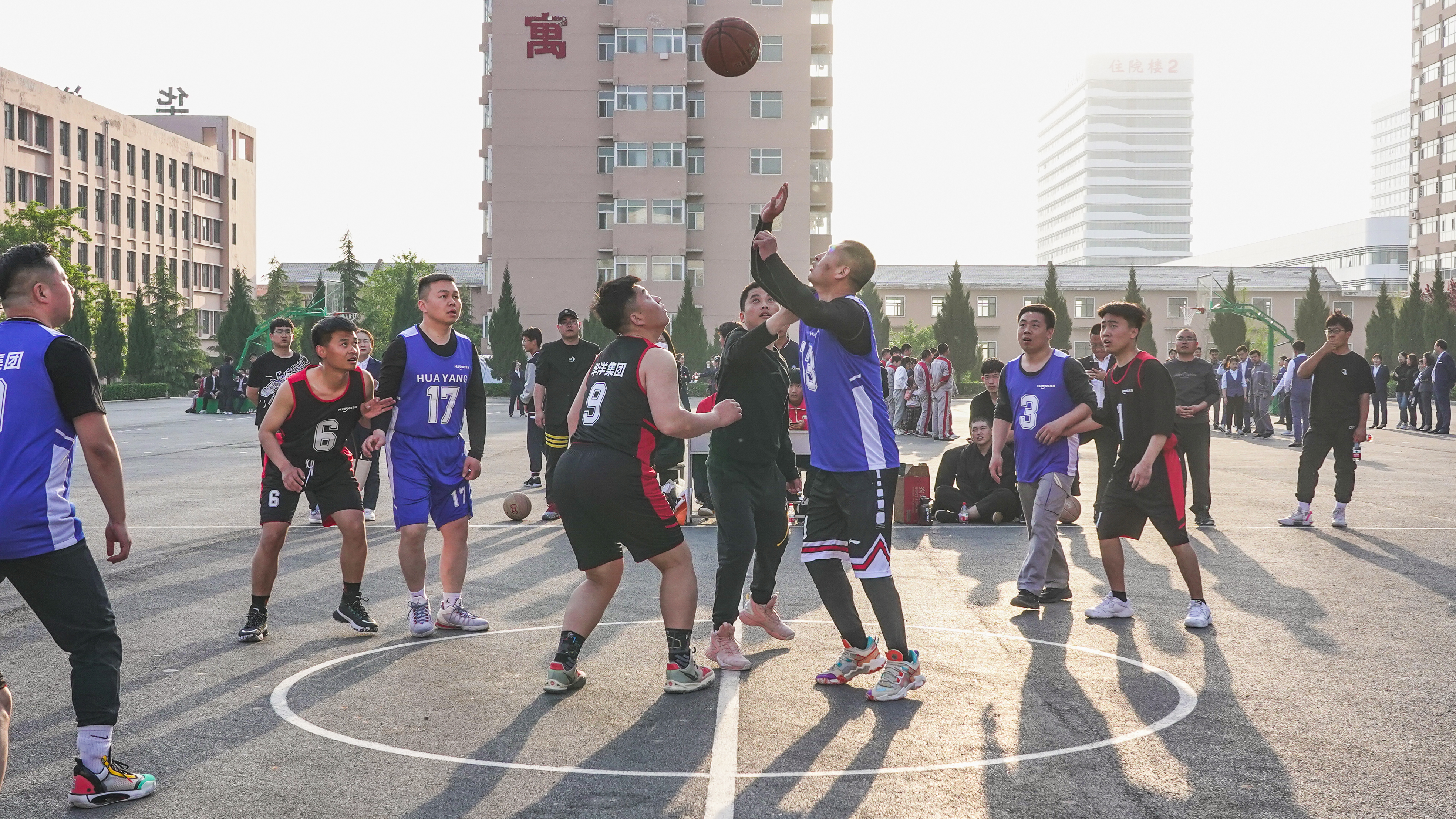 激烈角逐，球员们以大无畏的斗志拼尽全力的简单介绍